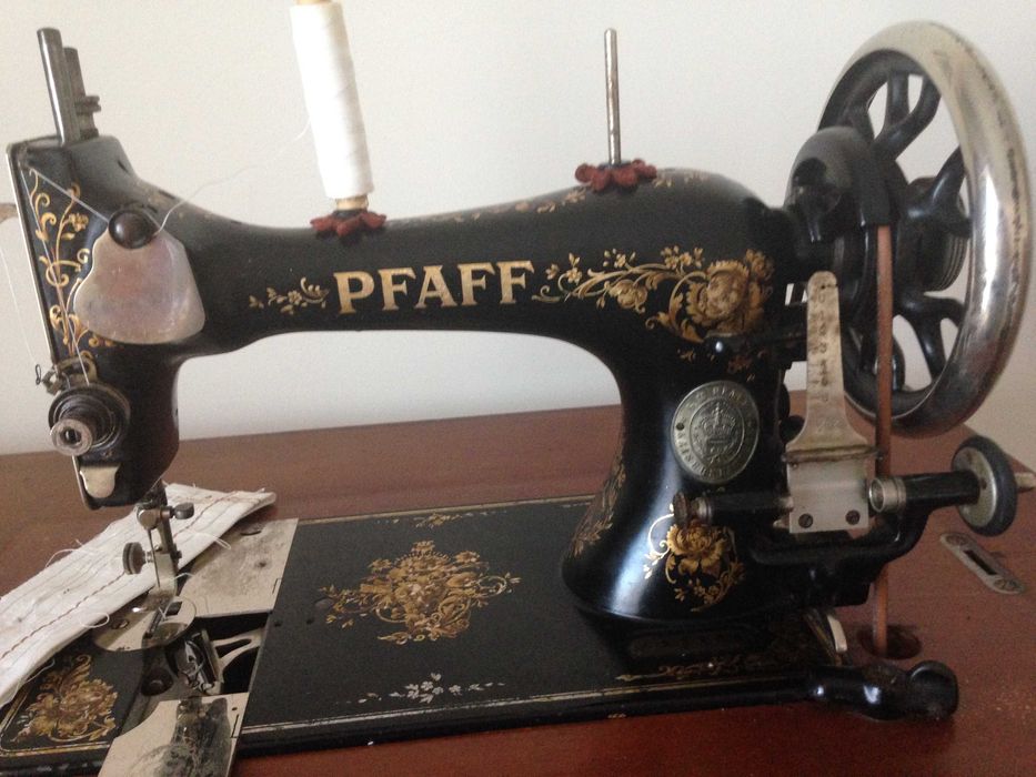 Máquina de costura, marca alemã Pfaff, antiga, a cozer muito bem