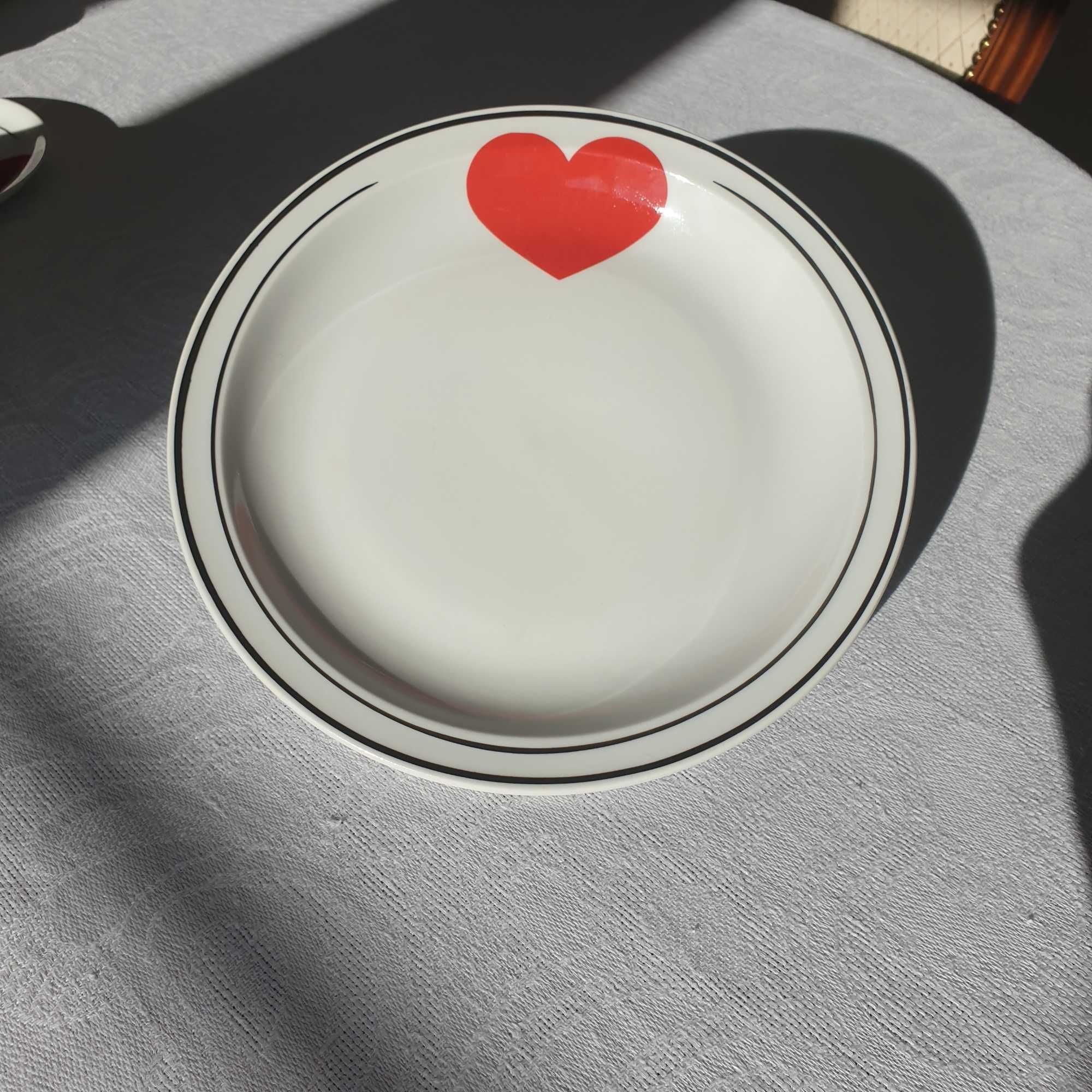 Walentynkowy komplet talerzy obiadowych z czerwonym serduszkiem.