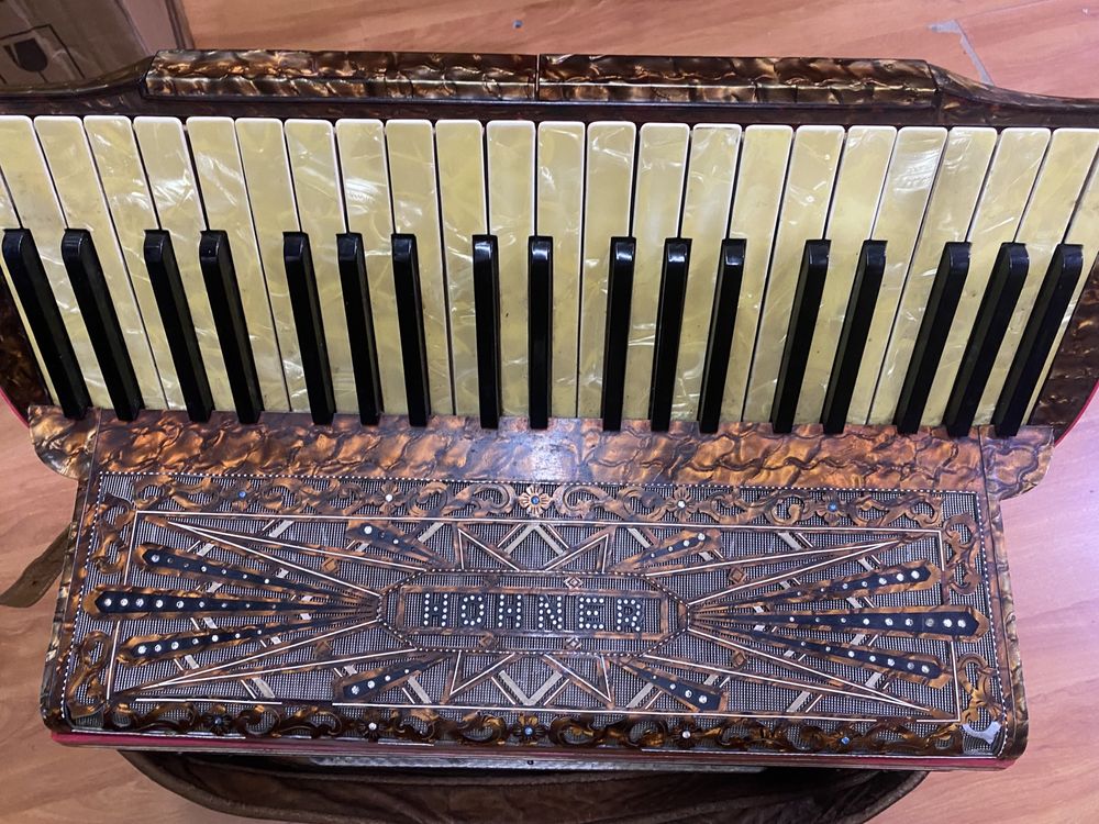 Acordeão Hohner usado de 120 baixos