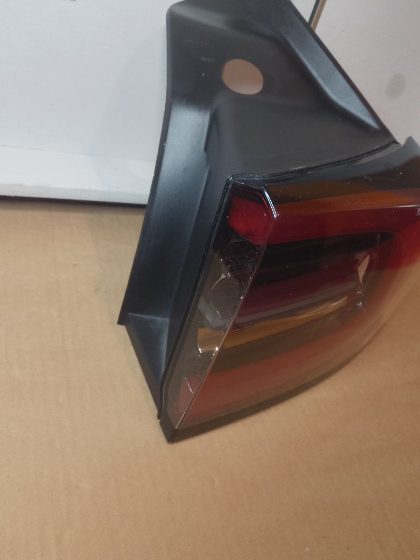 CAŁA ŁADNA Lampa tył tylna prawa TESLA 3