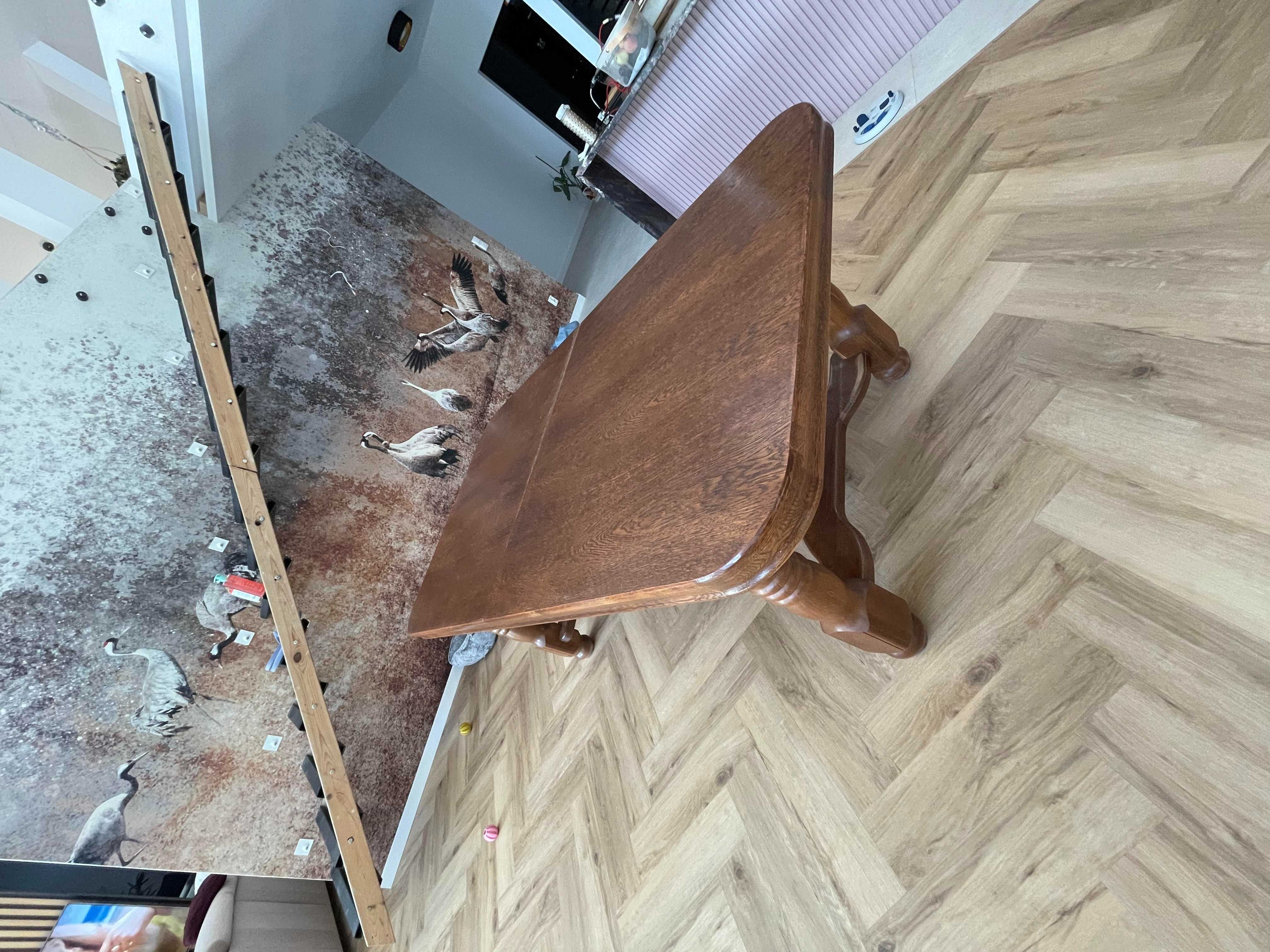 duży stół z rzeźbionymi nogami