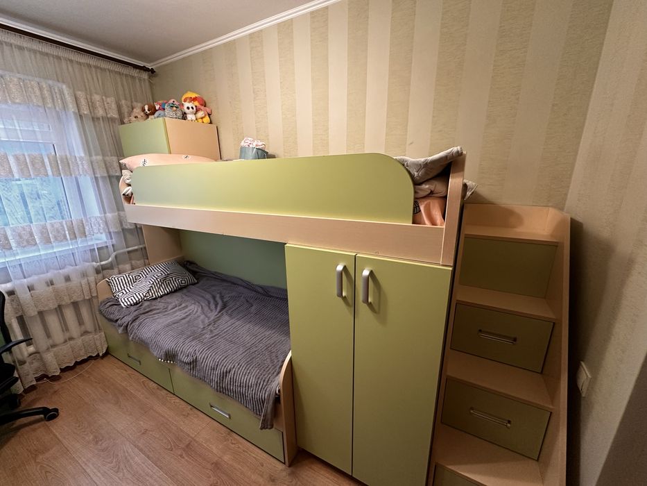 Продам двоярусне ліжко + стіл і тумбочка
