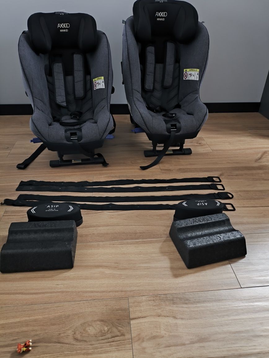 Sprzedam 2x foteliki Axkid Minikid 2 (0–25 kg) + podkładka poziomująca