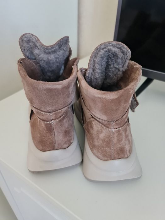 Продам новые ботинки зимние