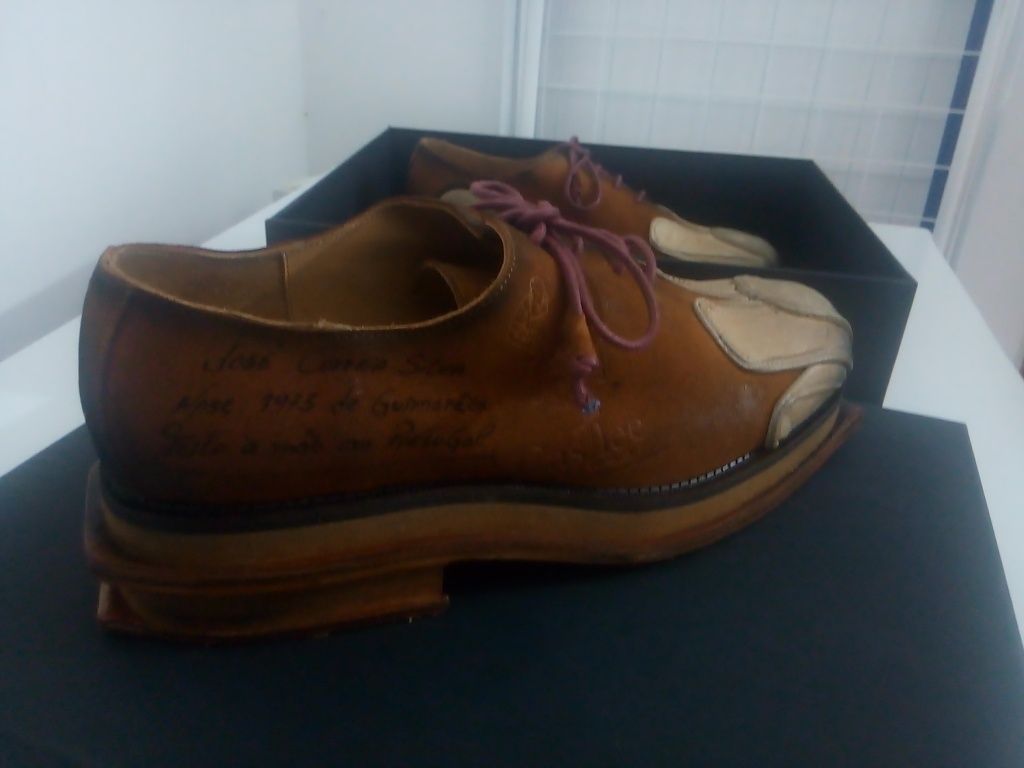 Sapatos unicos, novos