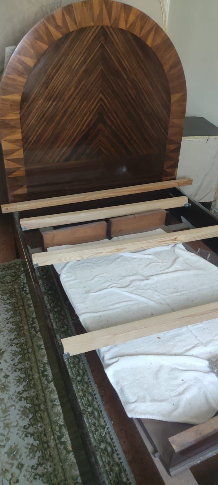 Ofereço cama de solteiro, 2 roupeiros, comoda e 1 sofá individual