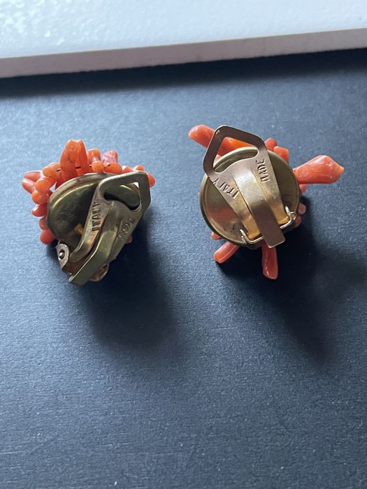 Piękne stare klipsy z naturalnym koralem.