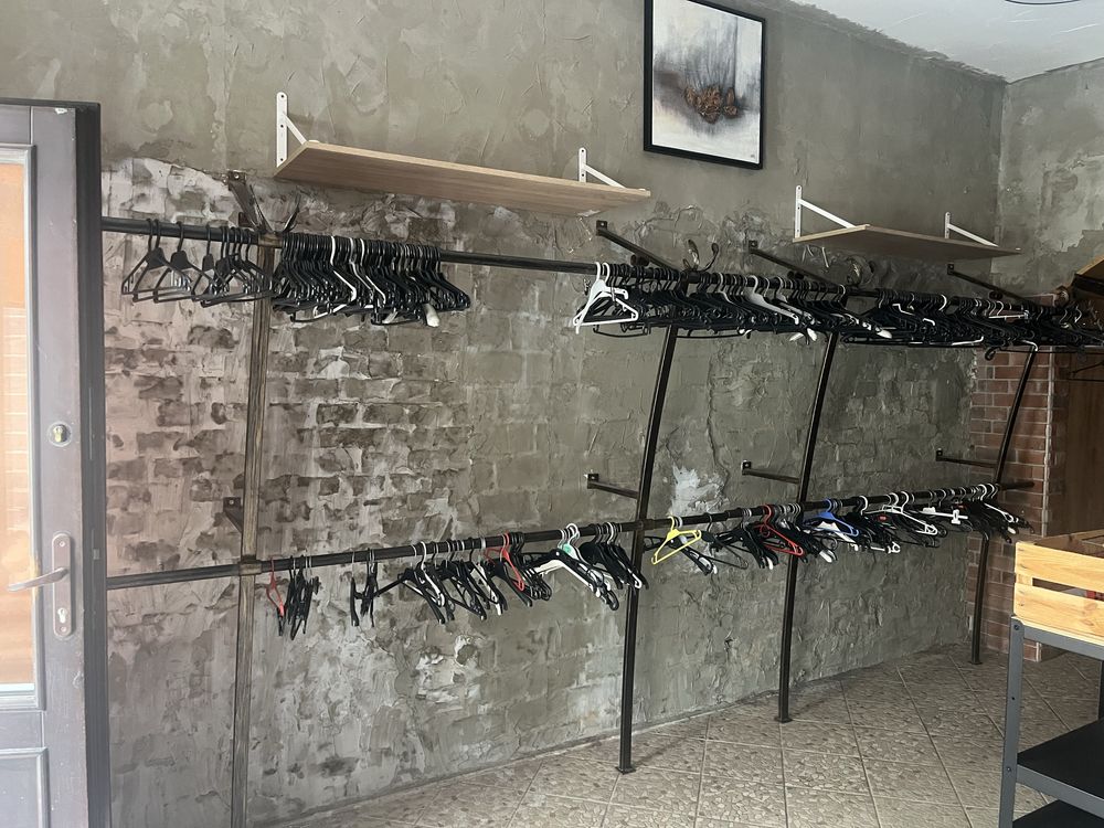 System ścienny  do wieszania odziezy w stylu retro