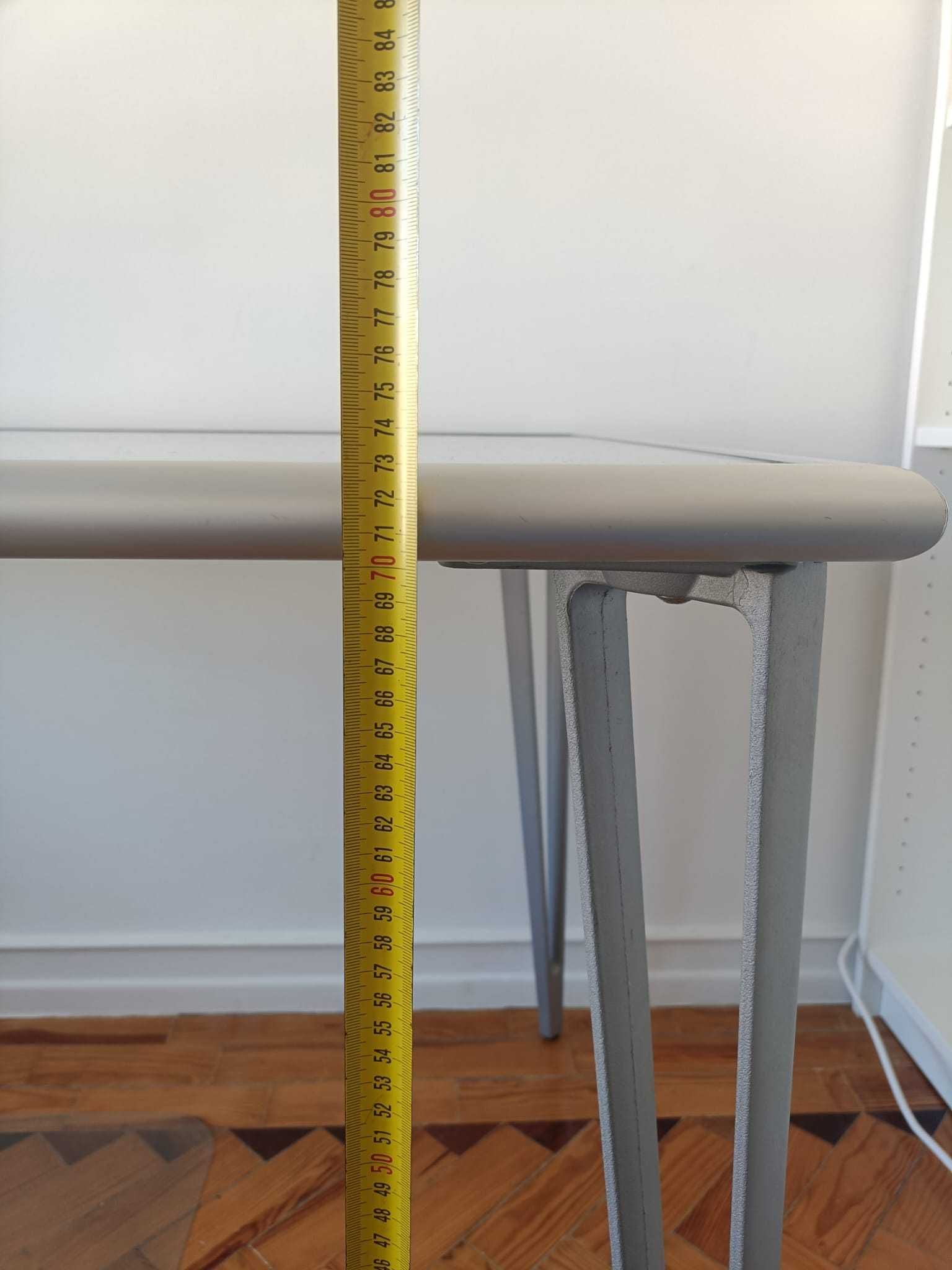 Mesa com tampo de vidro