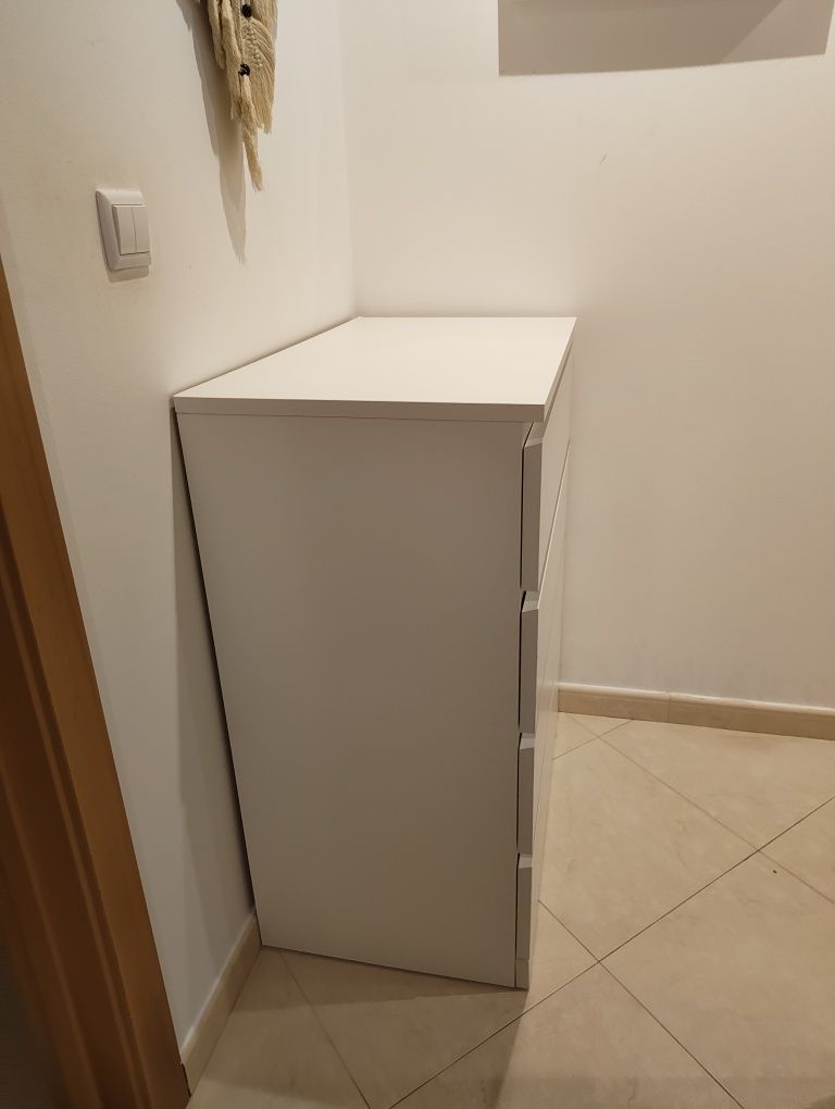 Cómoda IKEA malm branca 4 gavetas.