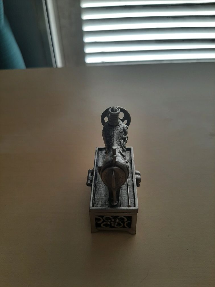 Máquina de costura miniatura em estanho feita à mão.