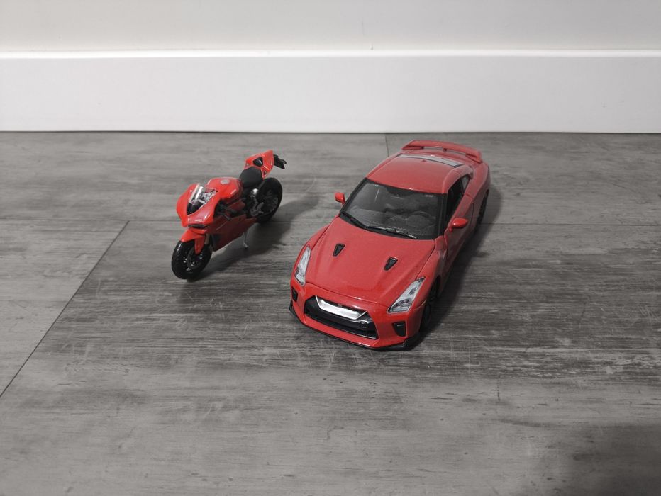Nissan GT-R i motocykl Ducati - Zestaw