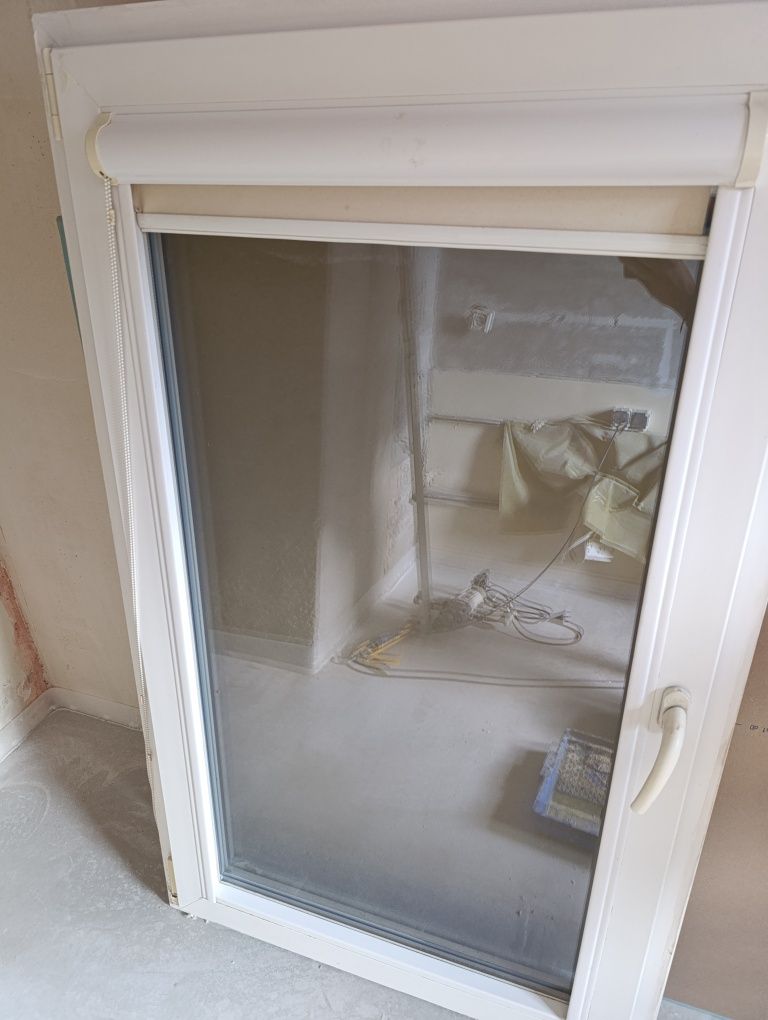 Okno PCV lewr 865 x1435 z żaluzją
