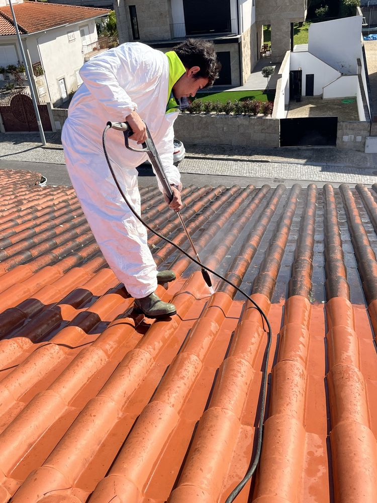 Fazemos lavagens  de telhado, muros e fachadas e calçadas