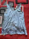 Blusa com detalhes de flor