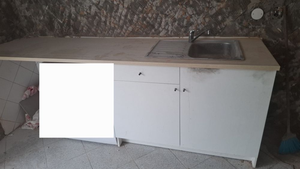 Bancada de cozinha com lava louça, armário com 2 portas e 1 gaveta