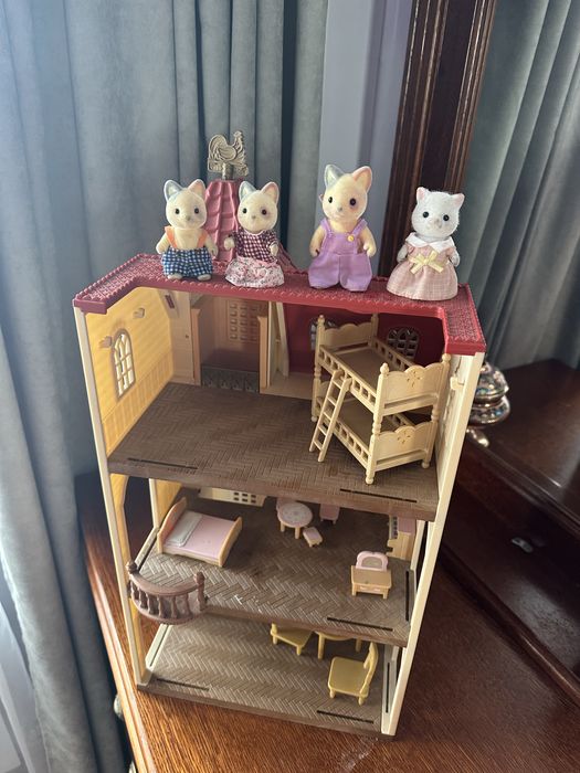 Будиночок з ліфтом і сімєю котенят ( Sylvinian family)