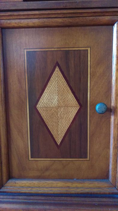 Móvel Armário pequeno TV 2 portas madeira nobre