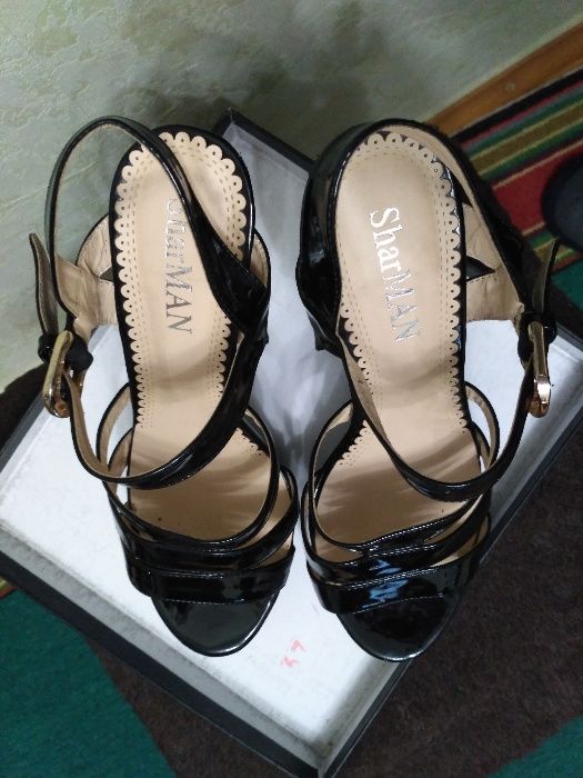 Босоножки туфли с танкеткой женские черный лак SharMAN