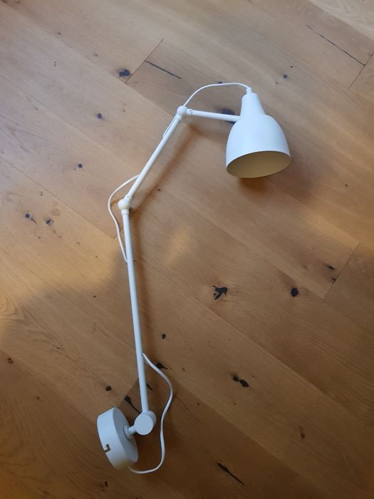 Lampka nocna, ścienna lub biurkowa.