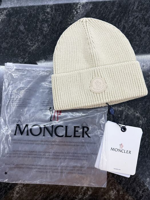 Шапка молочного кольору Moncler