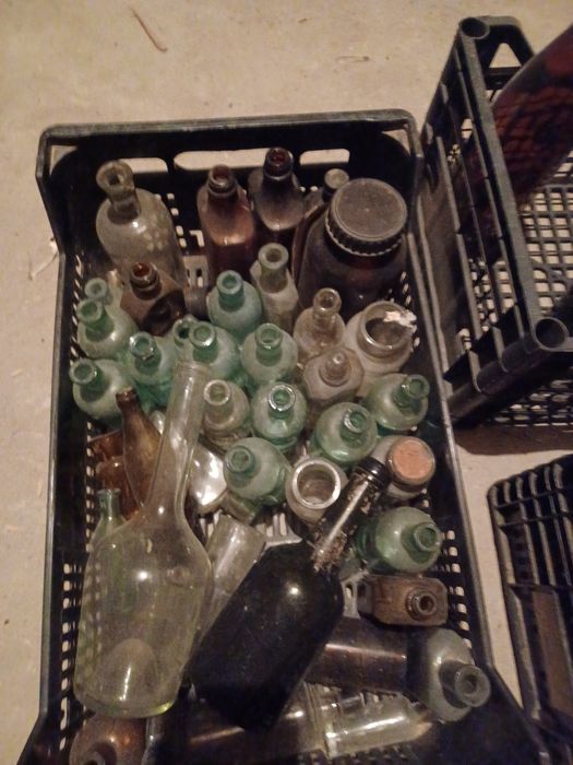 Stare butelki z korkami lub bez