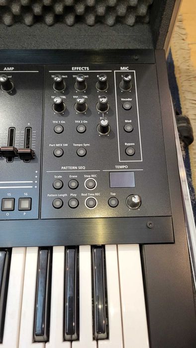 Roland JD-XA com flight case e overlays preto mate