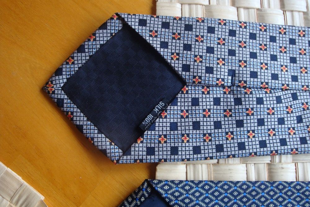Krawat jedwabny w tonacji szarych kolorów