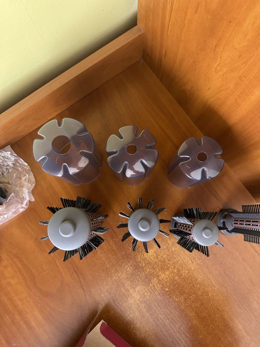 Нова фен-щітка Philips BHA735/00