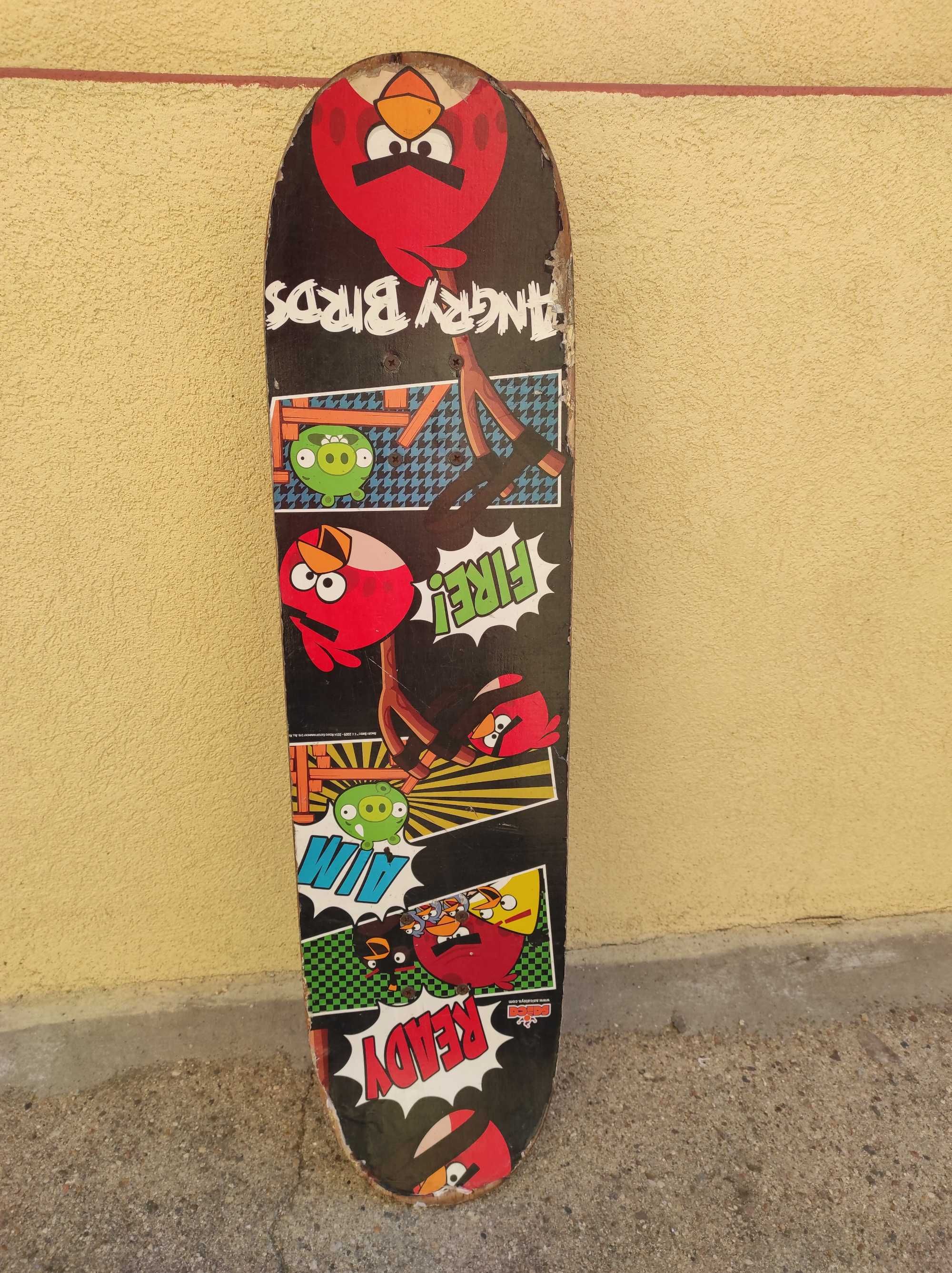 Skate com 75cm de comprimento em ótimo estado de funcionamento