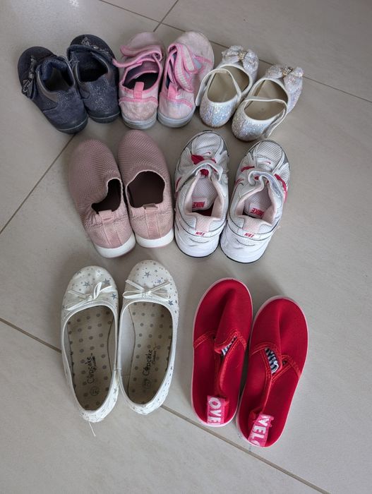 7 par butów dla 3-4 latka. Wszystkie w stanie dobrym, do chodzenia.