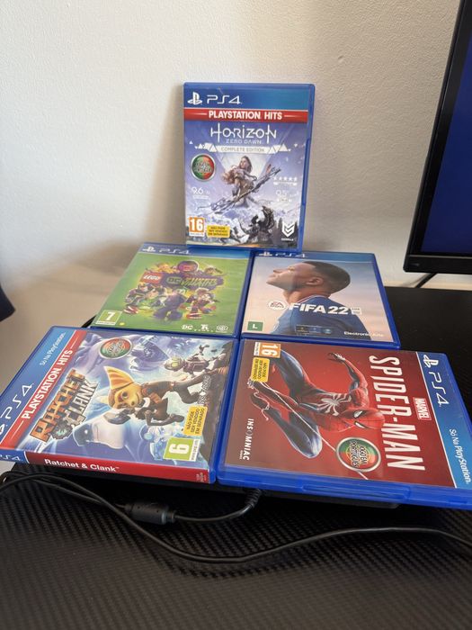 Ps4 Slim 500gb  com 5 jogos e 2 comandos