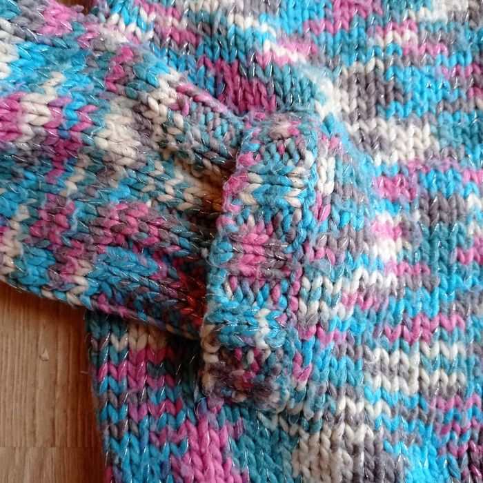 5.10.15. Sweter kardigan gruby ze srebrną nitką wielokolorowy r 134cm