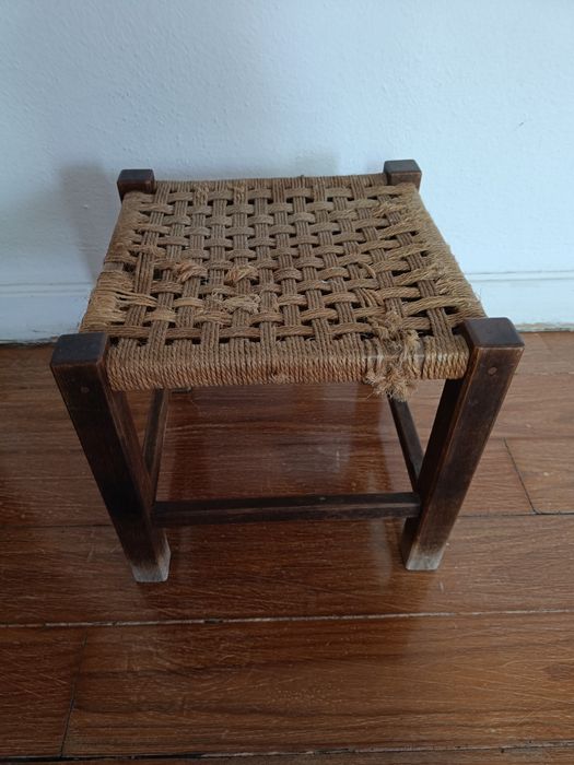 Banco em madeira baixinho