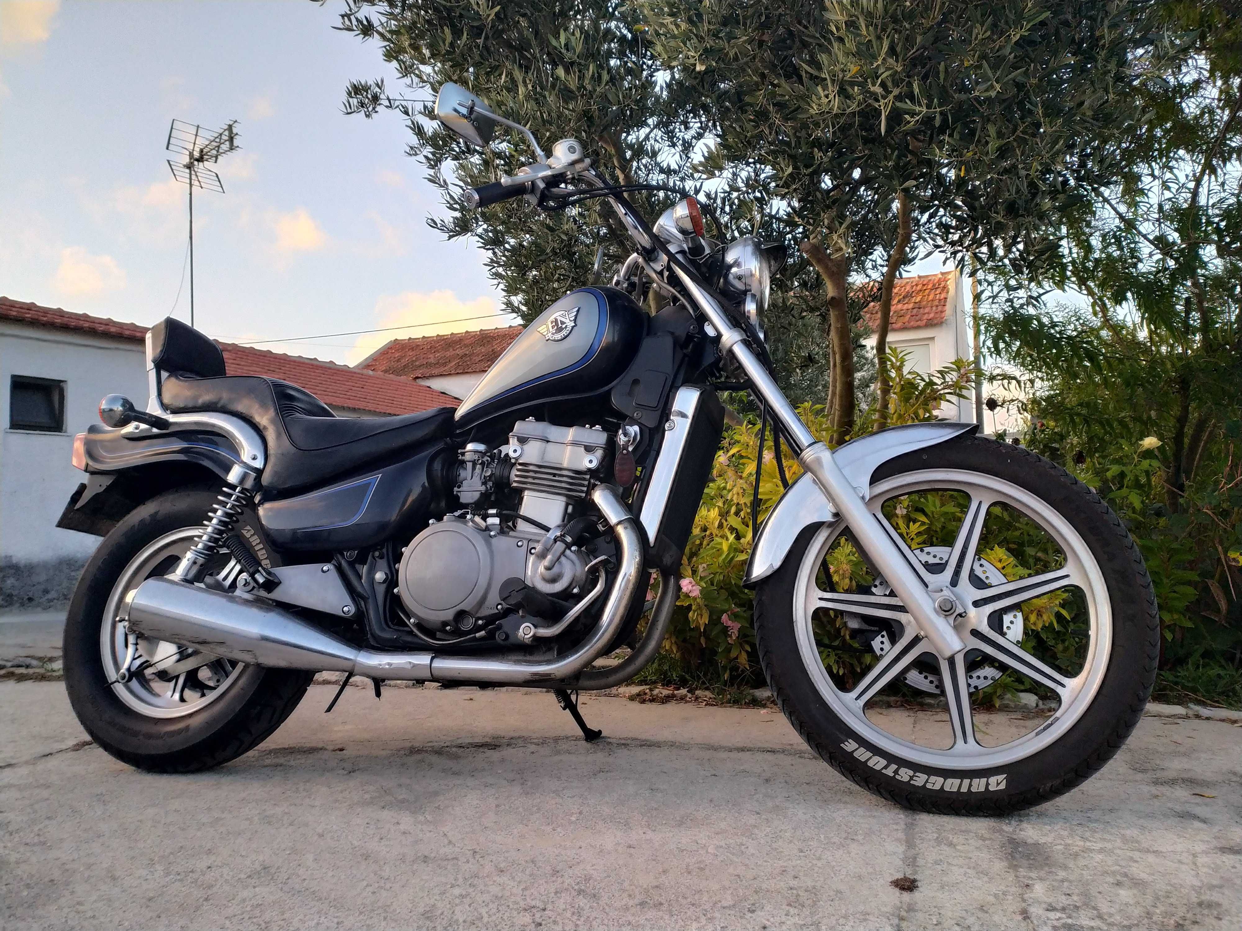 Kawasaki Vulcan EN500 - clássica