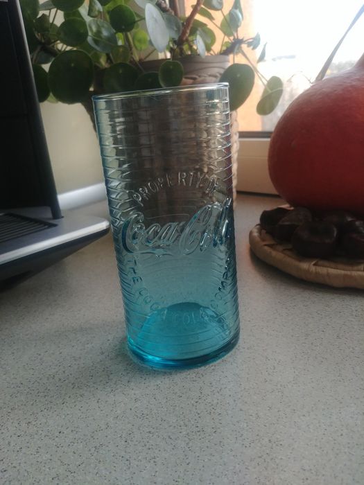 Niebieska szklanka Coca-Cola