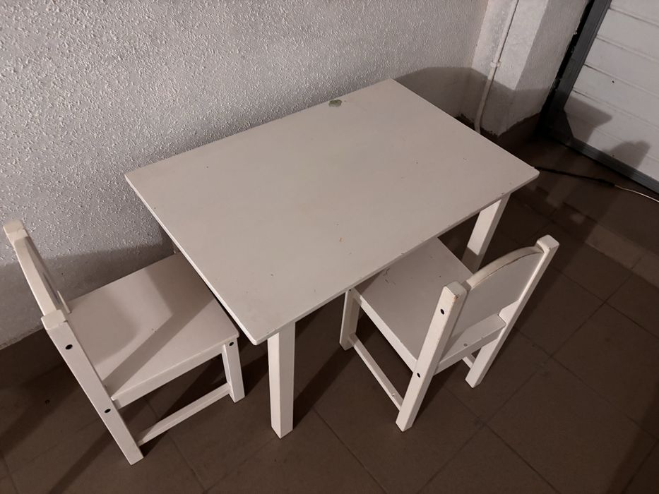 Stolik dzieciecy Ikea z 2 krzeselkami