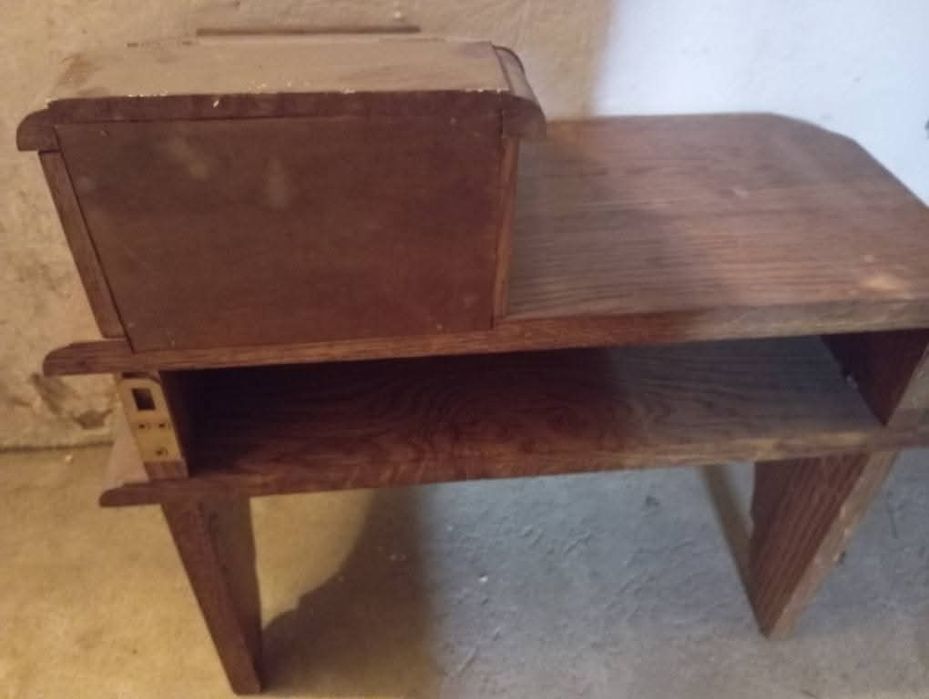 Półka drewniana ze schowkiem