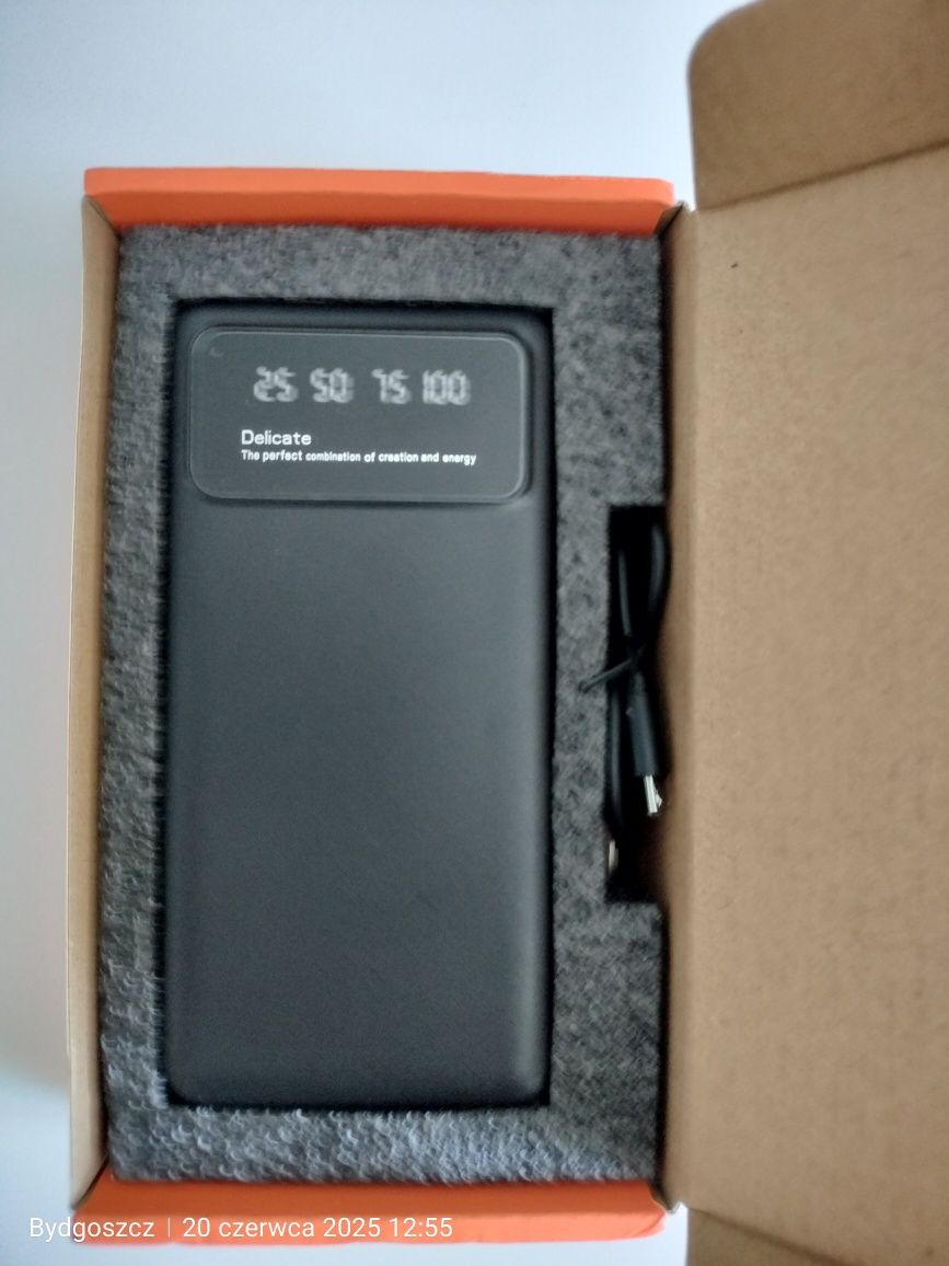 Powerbank pojemność 20 000 mAh, czarny.