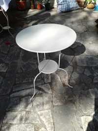 Duas mesas de cabeceira redondas em metal de cor branca