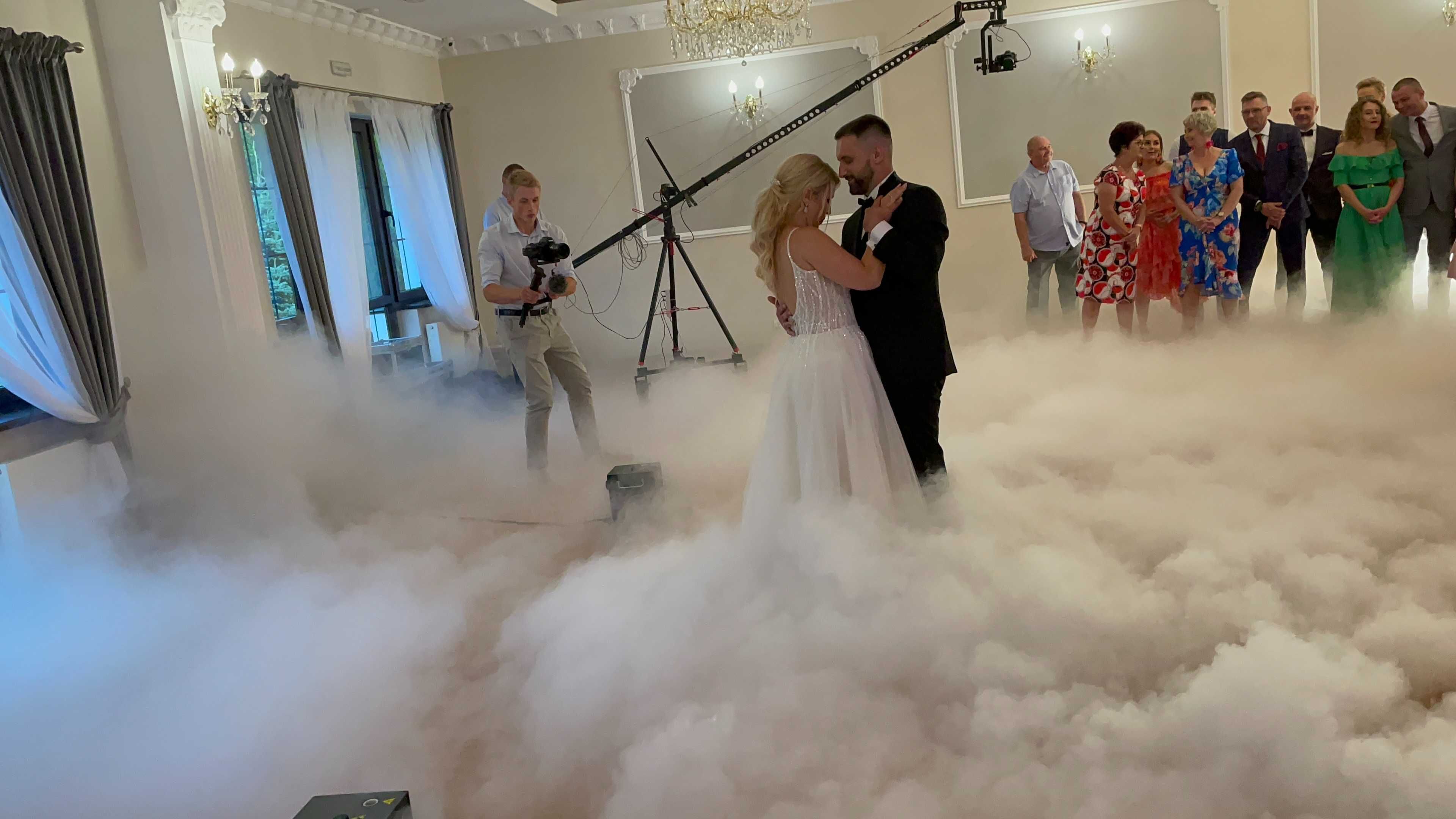 Taniec w chmurach, ciężki dym, fontanna iskier
