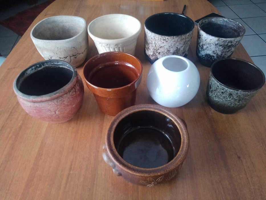 Ceramiczne osłony na doniczki.