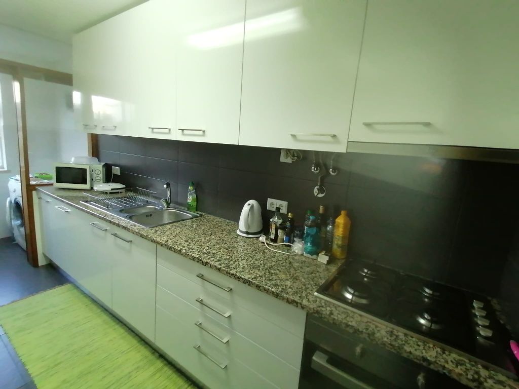 Quarto rapariga vale flores