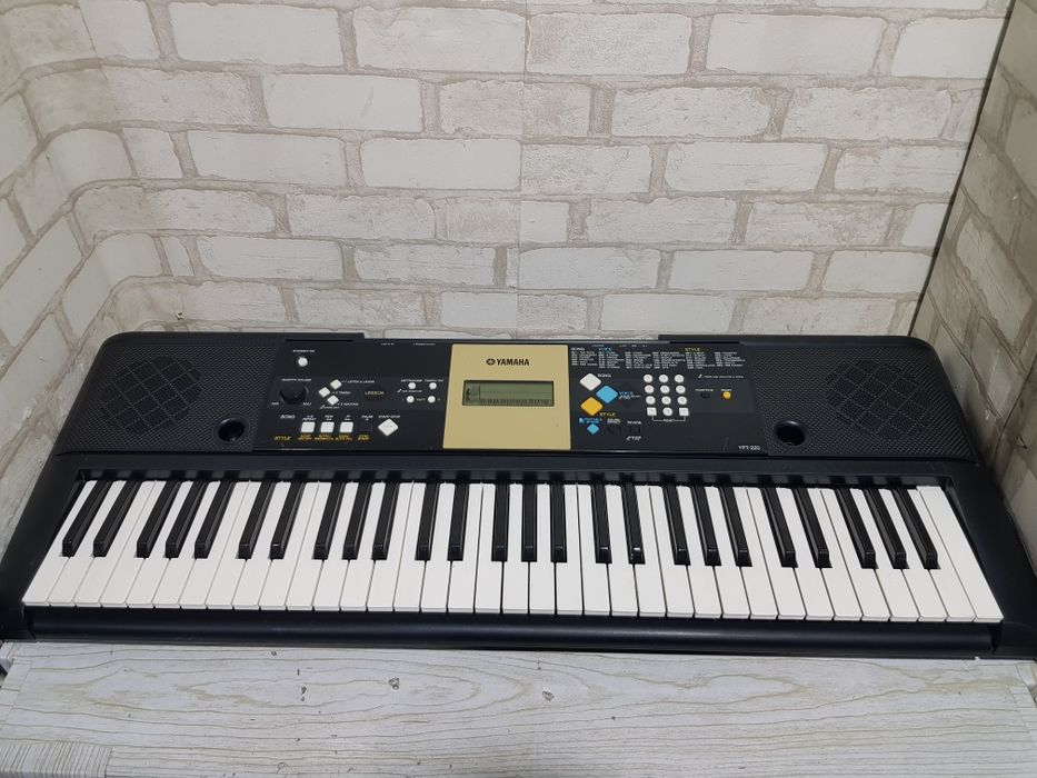 Синтезатор YAMAHA YPT-220/PSR 70 на 61 динамічну клавішу, б/у