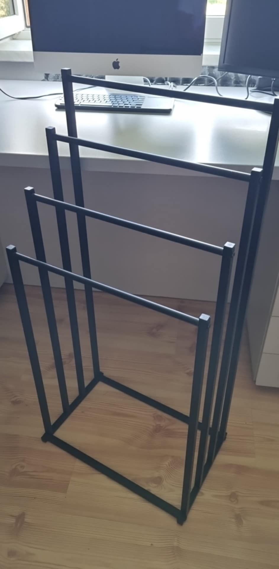 Stojak łazienkowy 4 ramiona loftowy czarny wieszak uchwyt