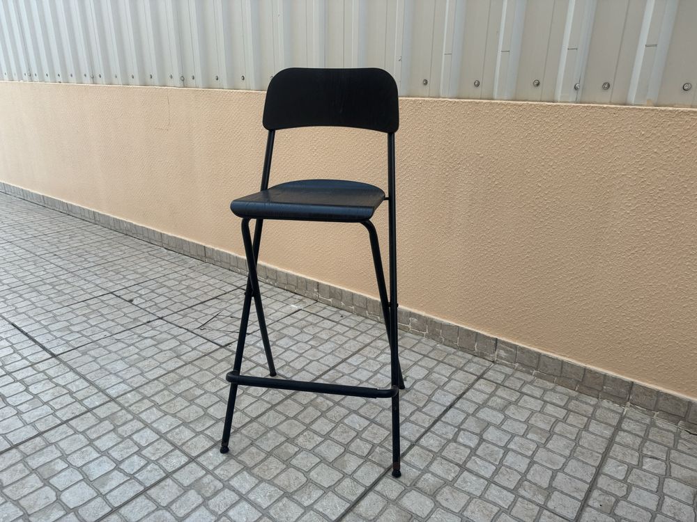 Vendo 4 cadeiras altas de cozinha.