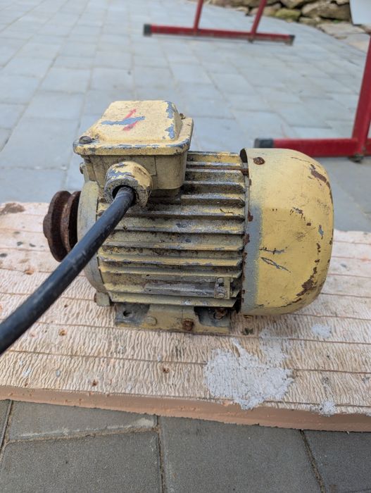 Двигун трифазний