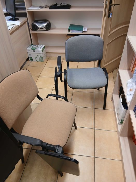 Sprzedam krzesła biurowe z pulpitami stan bardzo dobry