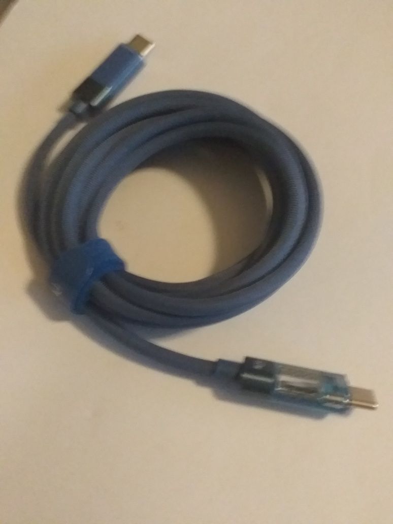 Ładowarka 120 W + kabel USB-C z wyświetlaczem.