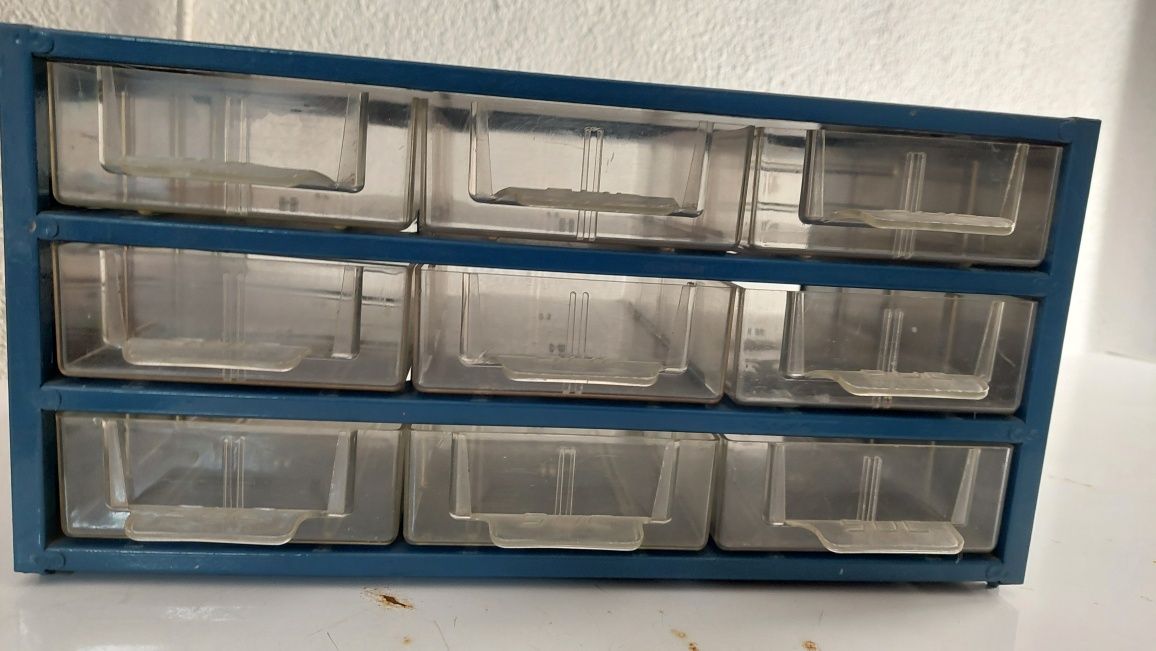 Conjunto de 4 módulos com gavetas para arrumação .